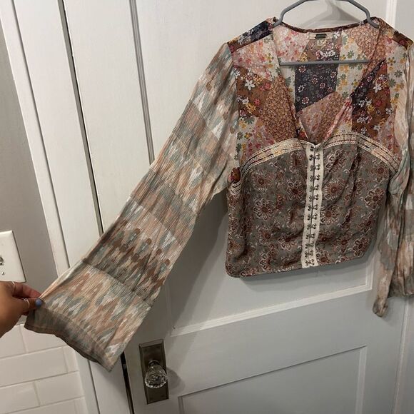 Gimmick Floral Patchwork V-Neck Blouse - Picture 2 of 5